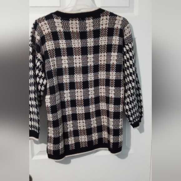Black and White Crew Neck Sweater with Geometric Patterns - Picture 3 of 3